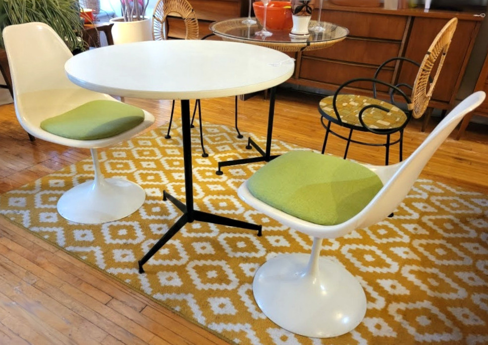 Small C Pascoe Table with 2 Burke Chairs, Tulip-style